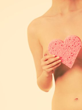 Kalp sünger tutan çıplak kadın