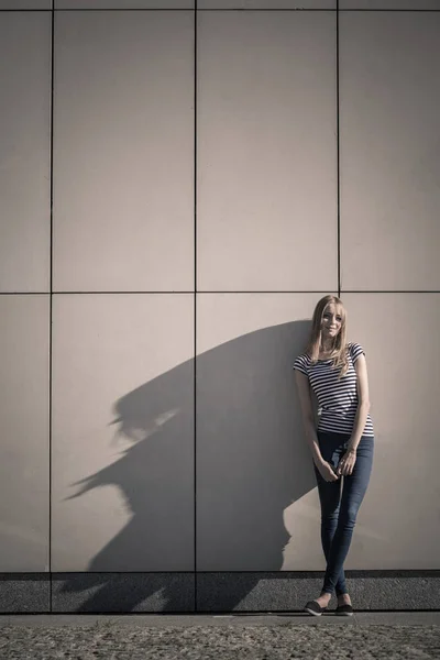 Mulher estilo casual contra pedra parede grunge — Fotografia de Stock