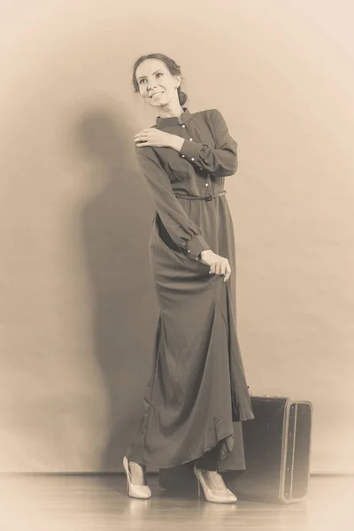 Woman retro style with old suitcase — Stock Photo, Image