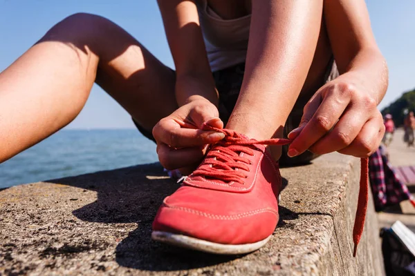 Giovane ragazza legatura shoelace . — Foto Stock