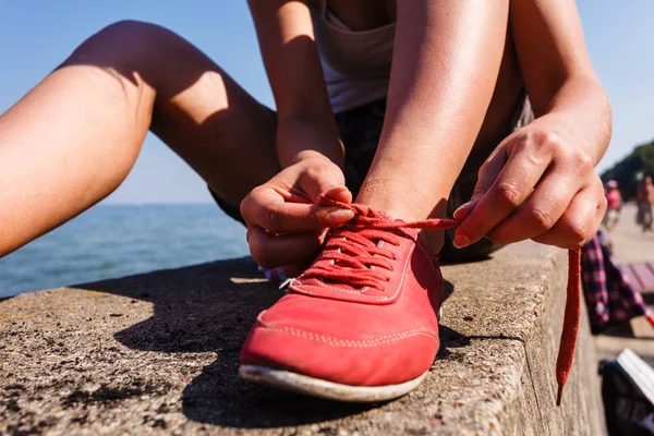 Chica joven atando cordones . — Foto de Stock