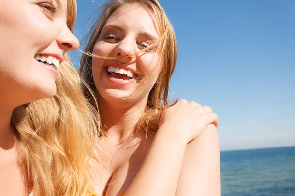 Två kvinnor bästa vänner har roligt utomhus — Stockfoto
