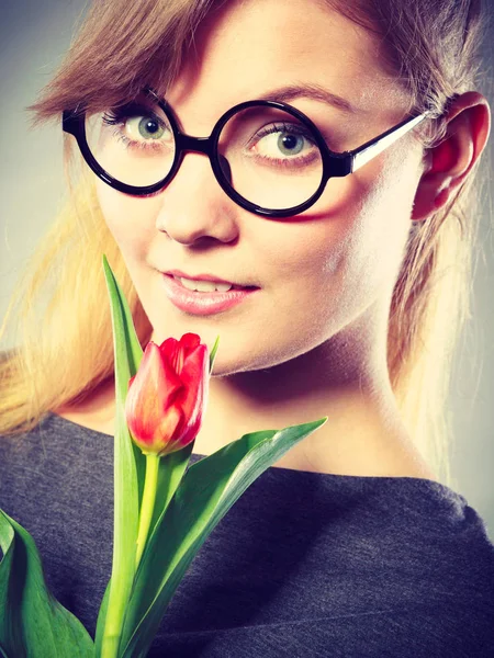 Красавица с цветком тюльпана . — стоковое фото