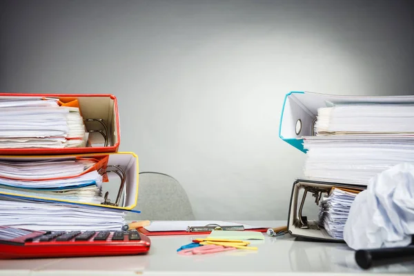 Bureau bezaaid met papieren. — Stockfoto