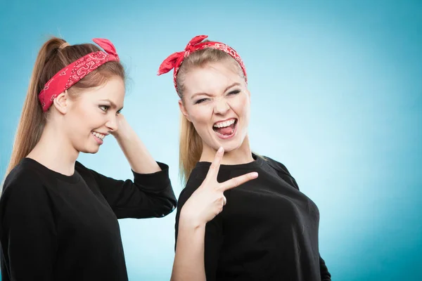 Pazzo pin up ragazze retrò fare facce divertenti . — Foto Stock