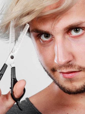 Adam texturizing veya inceltme makası makas ile kesme