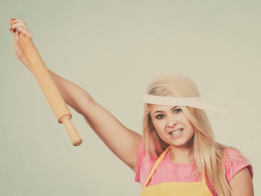 Kevgir kafasına oklavayla tutan giyen kadın