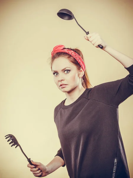 Cocina lucha con chica retro . — Foto de Stock