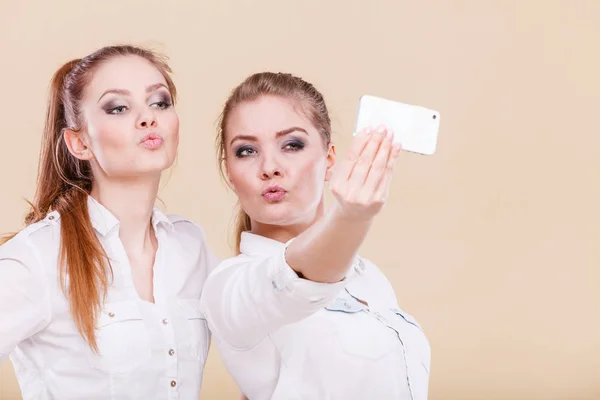 Amigos estudiante niñas tomando auto foto con el teléfono inteligente —  Fotos de Stock