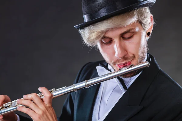 Elegánsan öltözött férfi zenész játszik a fuvola — Stock Fotó