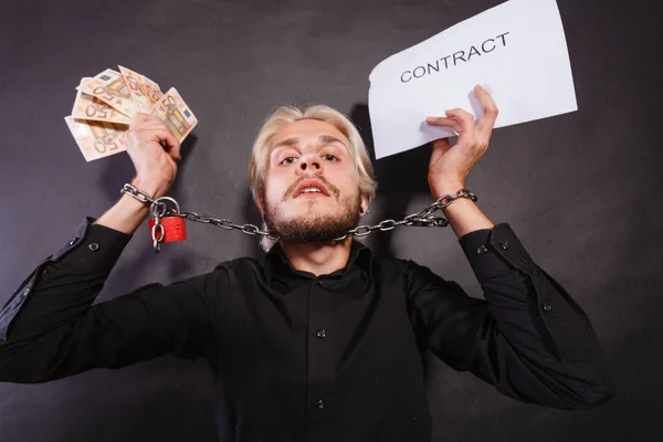 Man met geketende handen met contract en geld — Stockfoto