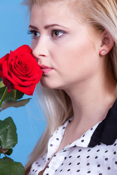 Mulher loira bonita segurando rosa vermelha — Fotografia de Stock