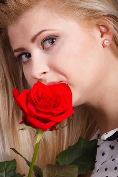 Wunderschöne Frau mit roter Rose. — Stockfoto