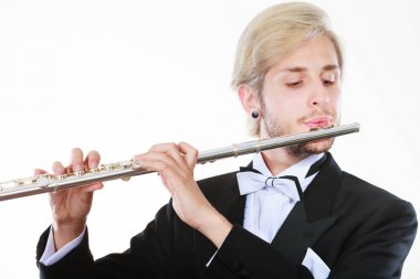 Purosuyla giyen erkek flütçü flüt çalış