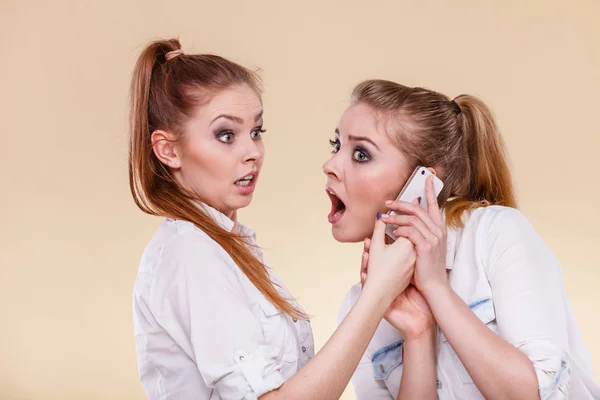 Дівчата використовують мобільний телефон розмовляють — стокове фото