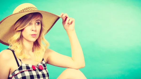 Portret van aantrekkelijke blonde vrouw in zon hoed — Stockfoto