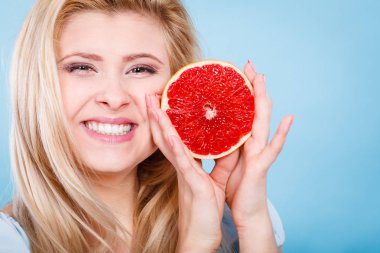 Kadın greyfurt narenciye meyve elinde tutan