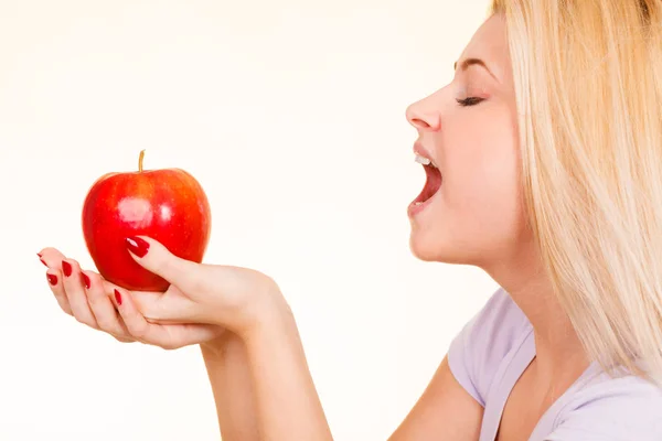 Mujer sosteniendo manzana roja, concepto de comida saludable — Foto de Stock