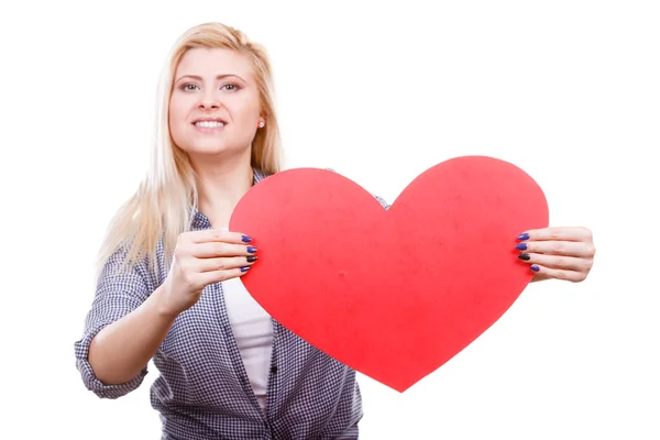 Frau mit großem roten Herz, Liebeszeichen — Stockfoto