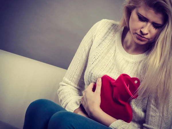 Vrouw gevoel maag krampen zittend op cofa — Stockfoto