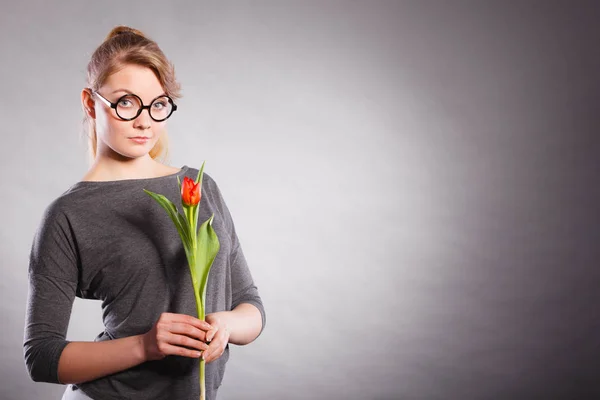 チューリップの花の美しさの女性. — ストック写真