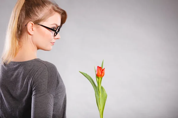 Elegante Frau mit Blume. — Stockfoto