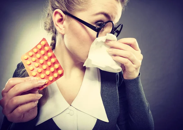 Empresária com gripe agarrada . — Fotografia de Stock