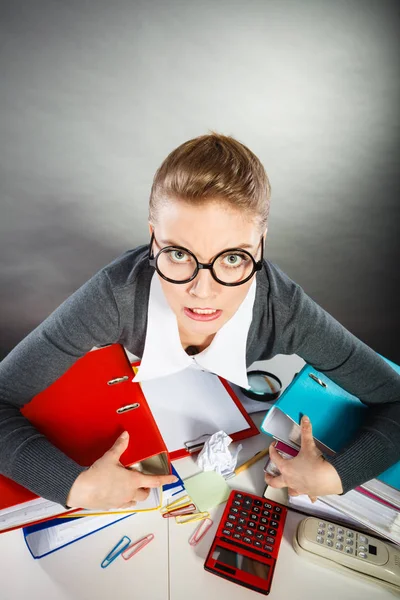 Enojado furioso joven rubia mujer de negocios . — Foto de Stock