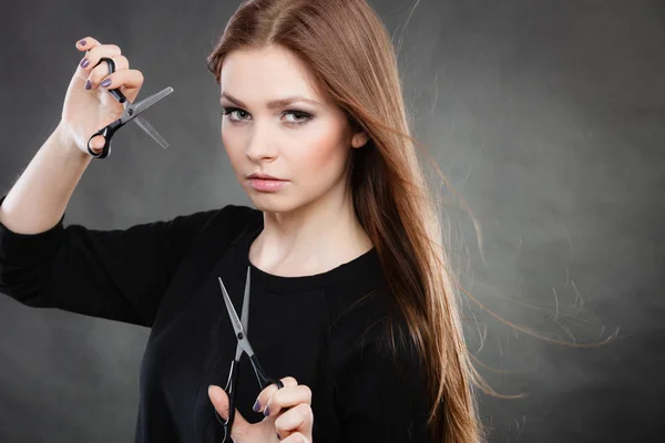 Professionelle elegante weibliche Friseurin mit Schere. — Stockfoto