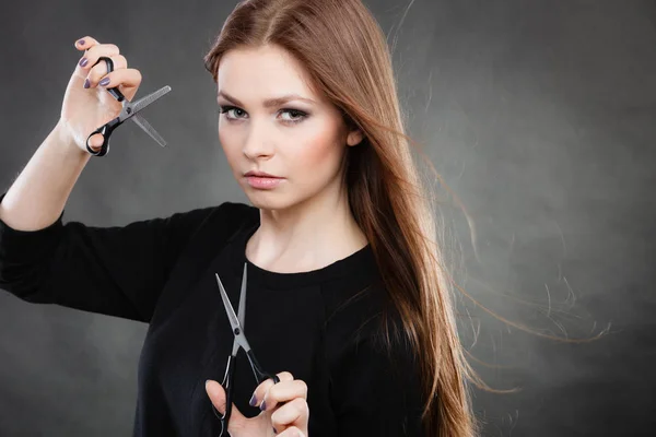 Peluquero femenino elegante profesional con tijeras . — Foto de Stock