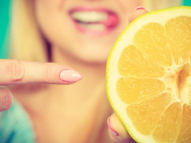 Greyfurt narenciye işaret eden kadın