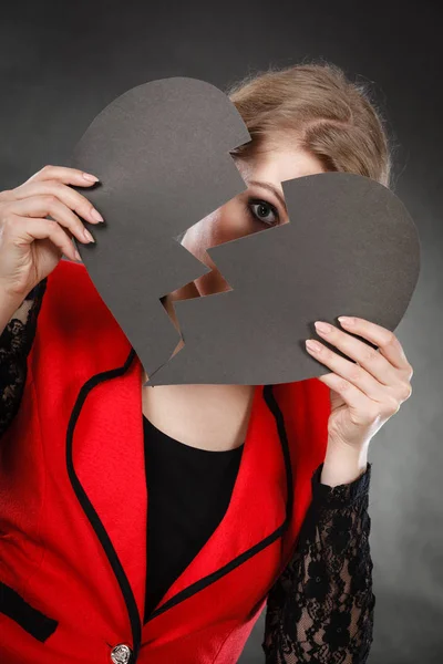 Молодая депрессивная женщина, покрытая разбитым сердцем . — стоковое фото