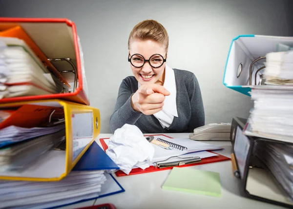 Ofiste mutlu memnun işkadını.