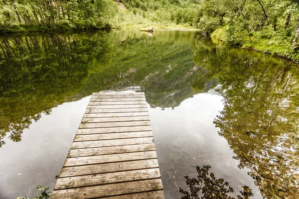 Velho cais de madeira na lagoa do lago no verão — Fotografia de Stock