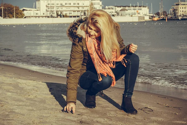 Frau entspannt sich am Strand, kalter Tag — Stockfoto
