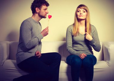 Sevgi dolu pare kalp flört ile.