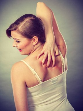 Anti döküntü ile kaşıntılı onu geri tırmalamak kadın