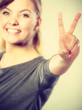 Neşeli erkek zafer simgesi gösterir.