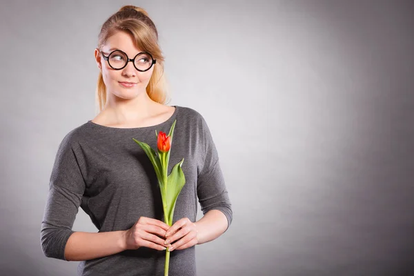 Девушка с тюльпаном, полным надежд . — стоковое фото