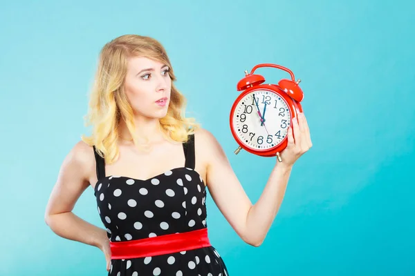 Menina chocada com despertador no azul . — Fotografia de Stock