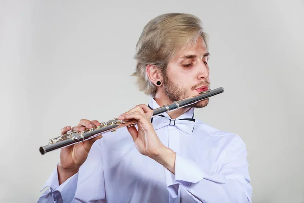 Männlicher Flötist spielt seine Flöte — Stockfoto