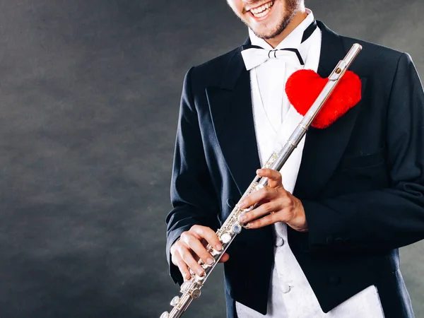 Flutista masculino com flauta e coração. Melodia do amor — Fotografia de Stock