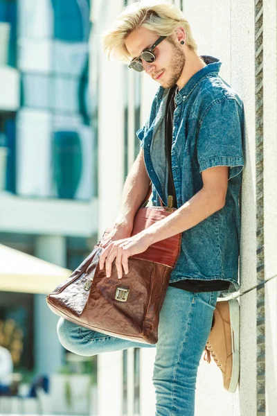 Hipster człowiek stojący na miasto ulica, miejski moda — Zdjęcie stockowe