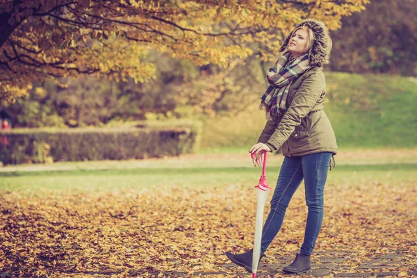 Mulher andando no parque durante o outono — Fotografia de Stock