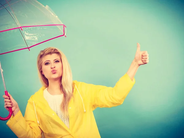 Donna con l'impermeabile che tiene l'ombrello puntato — Foto Stock