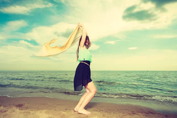 Mujer con chal corriendo en la playa — Foto de Stock