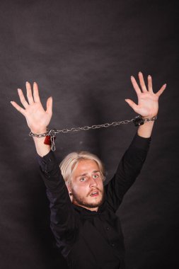 Öfkeli adam zincirleme elle, özgürlük yok