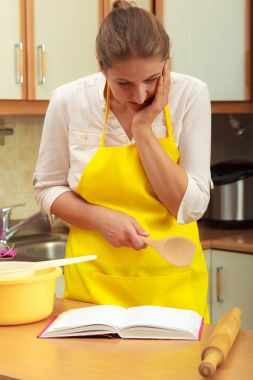 Planlama ve yemek hazırlama ev hanımı
