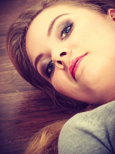 床の上に横たわる魅力的な女の子. — ストック写真