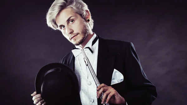 フルートを握っているエレガントな服装の音楽家 — ストック写真